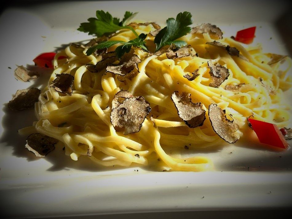 Hausgemachte Tagliatelle mit Lachs
